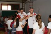 Miguelín y José Ruiz entregan medallas al deporte escolar a los alumnos del colegio Torre Salinas