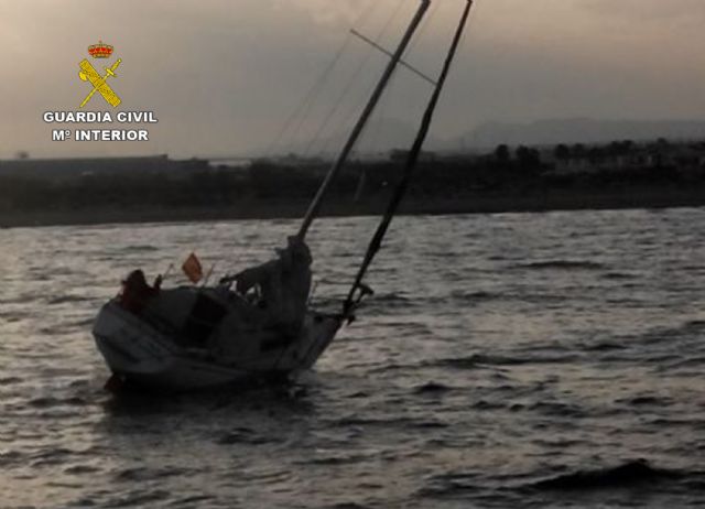 Rescatan a los tripulantes de un velero embarrancado en la costa de San Pedro del Pinatar - 2, Foto 2