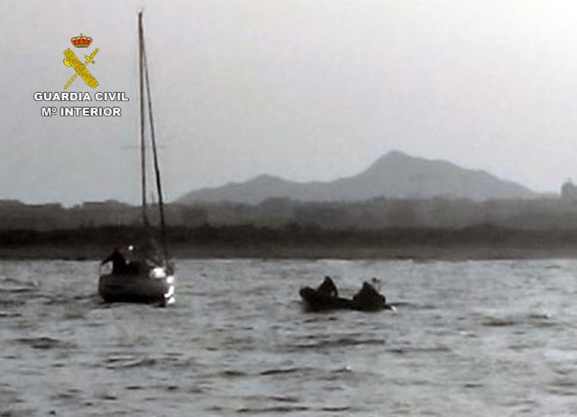 Rescatan a los tripulantes de un velero embarrancado en la costa de San Pedro del Pinatar - 3, Foto 3