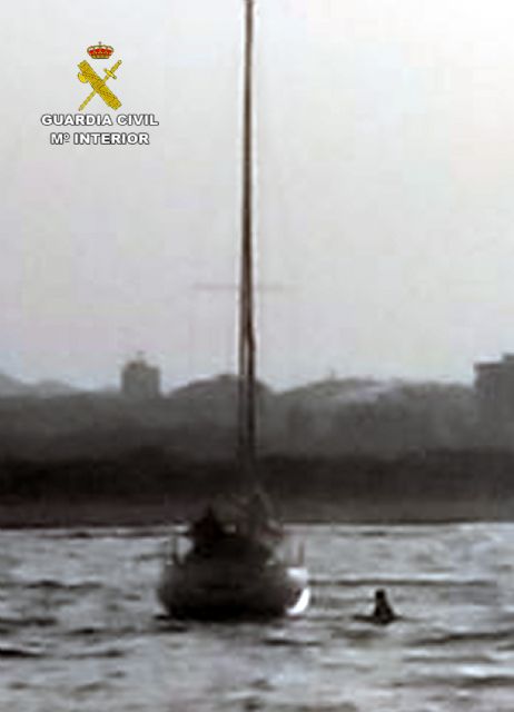 Rescatan a los tripulantes de un velero embarrancado en la costa de San Pedro del Pinatar - 4, Foto 4