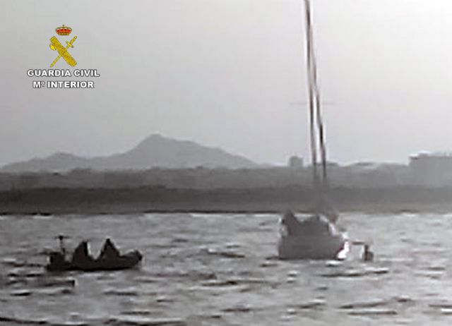 Rescatan a los tripulantes de un velero embarrancado en la costa de San Pedro del Pinatar - 5, Foto 5