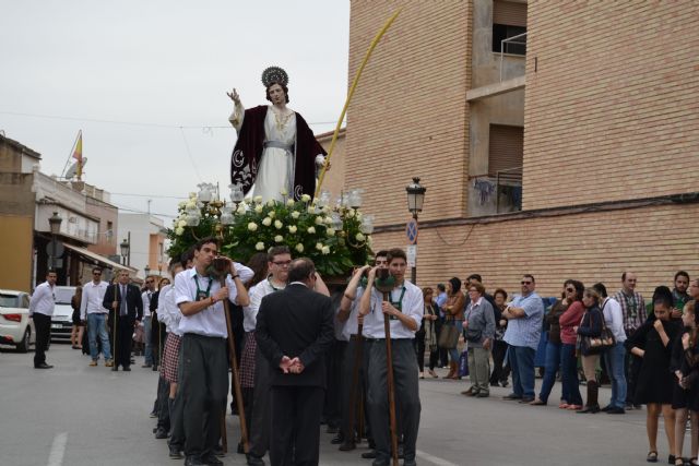 Los alumnos del San Pedro Apóstol trasladan en procesión la imagen de San Juan Evangelista - 1, Foto 1