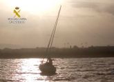 Rescatan a los tripulantes de un velero embarrancado en la costa de San Pedro del Pinatar