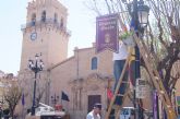 Engalanan con una treintena de banderolas ornamentales las principales calles por donde transcurrirn los desfiles procesionales de Semana Santa