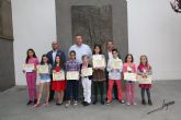 Los pequeños ganadores del concurso de dibujo de Semana Santa 2014 reciben sus premios