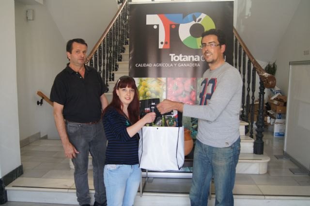 Los ganadores de la Ruta de la cuaresma recogen su premio en productos gastronómicos de Totana, Foto 2