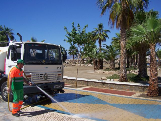 La concejalía de Limpieza retira más de treinta mil kilos de residuos de las playas de Águilas durante los días de monas - 1, Foto 1