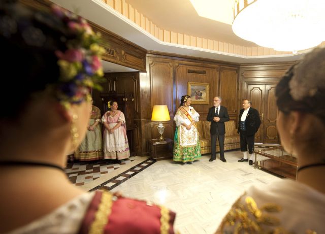 La Reina de la Huerta 2014 y su corte de honor, en la Asamblea Regional - 1, Foto 1