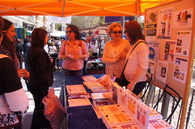 Totana celebrates World Book Day Public Library taking to the streets to exchange copies, Foto 2