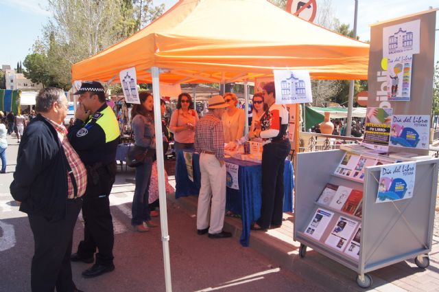 Totana celebra el Día Internacional del Libro sacando la Biblioteca Pública a la calle para el intercambio de ejemplares - 3, Foto 3