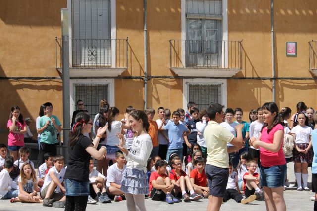 Los alumnos de Infantil y Primaria celebran el Día de Libro con cuentacuentos y actividades en la calle - 1, Foto 1