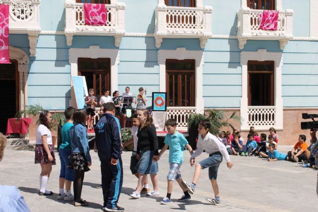 Los alumnos de Infantil y Primaria celebran el Día de Libro con cuentacuentos y actividades en la calle - 2, Foto 2