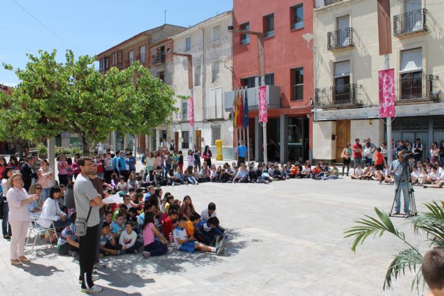 Los alumnos de Infantil y Primaria celebran el Día de Libro con cuentacuentos y actividades en la calle - 3, Foto 3