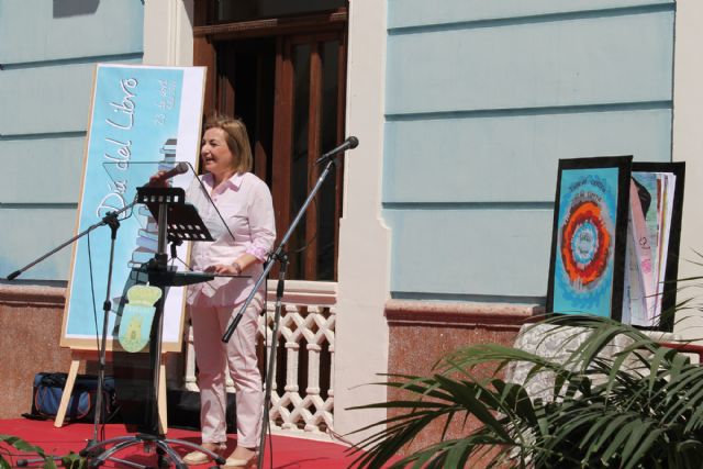 Los alumnos de Infantil y Primaria celebran el Día de Libro con cuentacuentos y actividades en la calle - 4, Foto 4