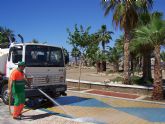 La concejala de Limpieza retira ms de treinta mil kilos de residuos de las playas de guilas durante los das de monas