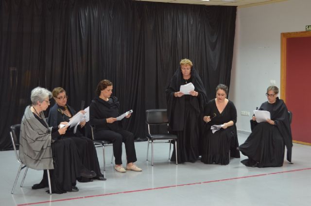 El grupo de teatro San Javier recitó a García Lorca por el Día del Libro - 1, Foto 1