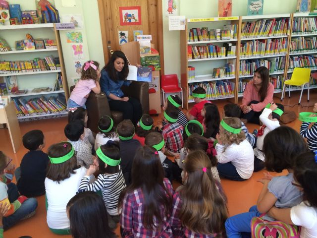 Niños y niñas de Jumilla conmemoran el Día del Libro con la actividad  Maestras que cuentan - 1, Foto 1