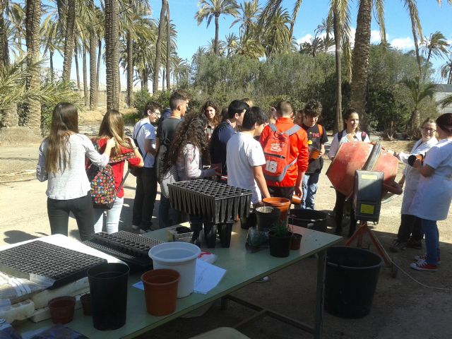125 alumnos de institutos de Alcantarilla, Bullas y Cartagena aprenden a trasplantar esquejes de clavel en Tomás Ferro - 1, Foto 1