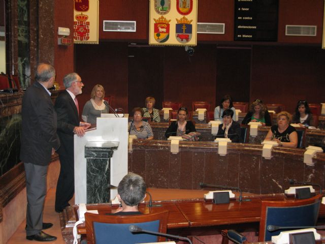 El centro de educación de adultos Rio Mula visita la Asamblea Regional - 1, Foto 1