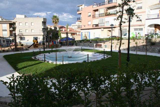 El barrio Peña Rubia estrena un parque con zonas de recreo infantiles, jardines y un lago artificial - 1, Foto 1