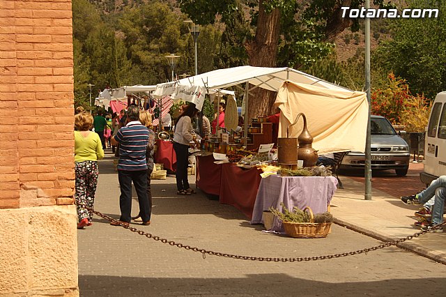 El mercadillo artesano de La Santa congrega a numeroso pblico en las inmedicaciones del atrio del santuario en una jornada festiva - 1