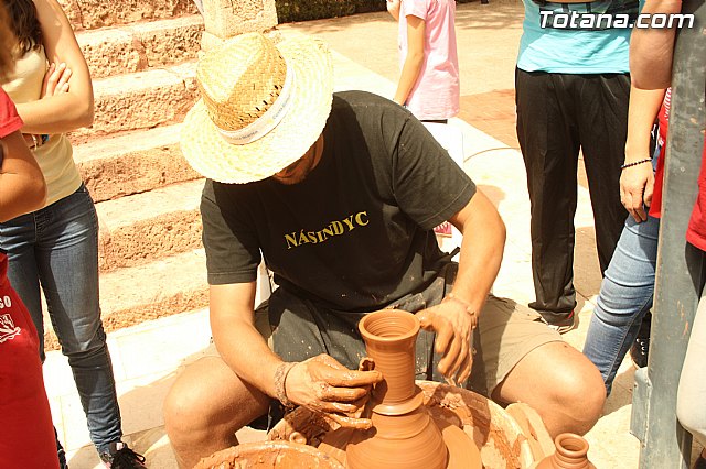 El mercadillo artesano de La Santa congrega a numeroso pblico en las inmedicaciones del atrio del santuario en una jornada festiva - 5