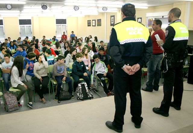 La Policía Local 'enseña' a los jóvenes a identificar los riesgos en su entorno y afrontarlos con responsabilidad - 3, Foto 3