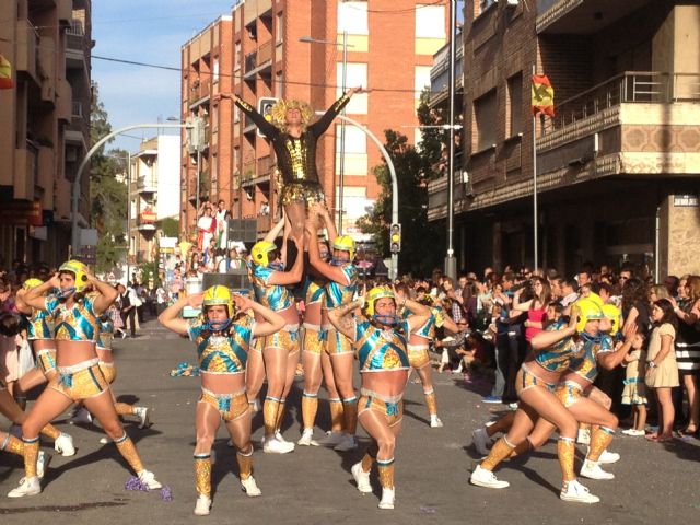 El desfile de carrozas y comparsas pone el broche final a las Fiestas de Primavera de Blanca - 1, Foto 1