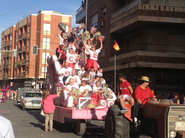 El desfile de carrozas y comparsas pone el broche final a las Fiestas de Primavera de Blanca - 2, Foto 2