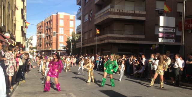 El desfile de carrozas y comparsas pone el broche final a las Fiestas de Primavera de Blanca - 3, Foto 3