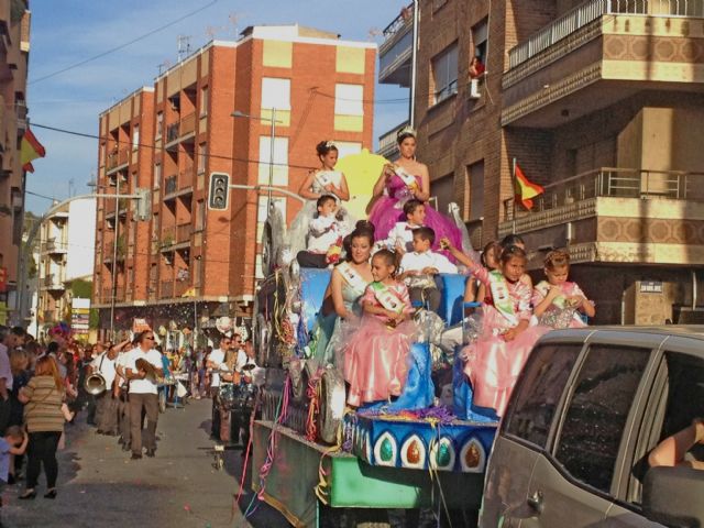 El desfile de carrozas y comparsas pone el broche final a las Fiestas de Primavera de Blanca - 4, Foto 4