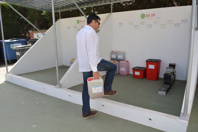  Un trabajador de la Politécnica depositando esta mañana una garrafa con residuos químicos., Foto 1