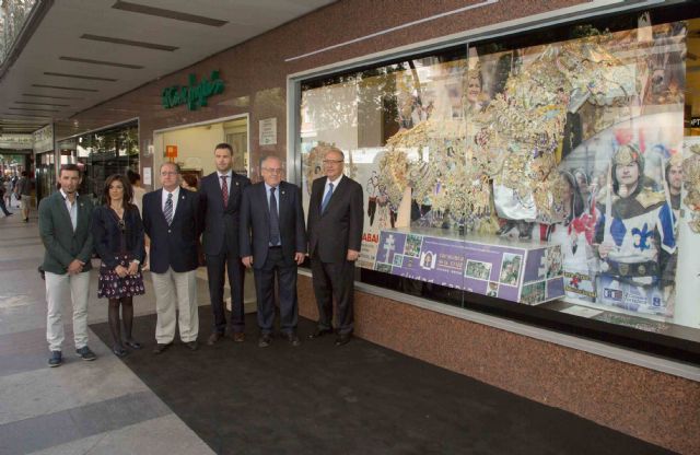 Las fiestas de Caravaca se exhiben en Murcia en uno de los escaparates de El Corte Inglés - 1, Foto 1