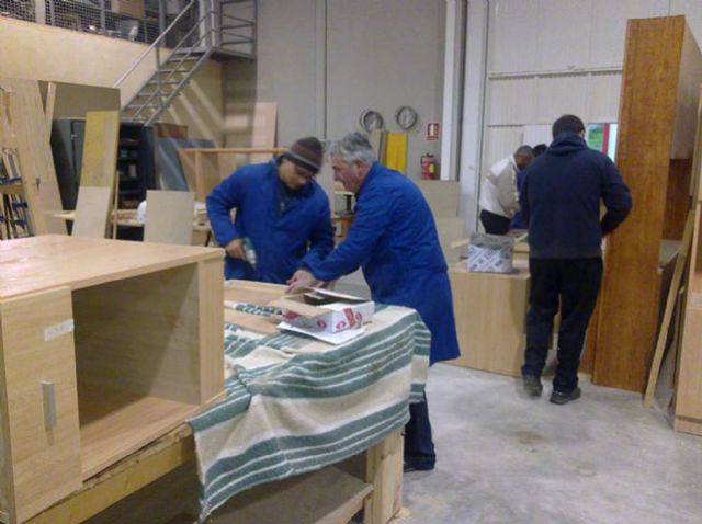 Ocho desempleados completan su formación con clases de carpintería - 1, Foto 1