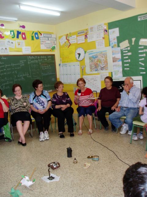 Los mayores de La Puebla cuentan sus historias a los más pequeños - 1, Foto 1