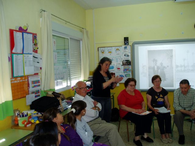 Los mayores de La Puebla cuentan sus historias a los más pequeños - 2, Foto 2