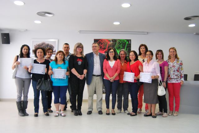 El director general del IMAS entrega los diplomas del Taller gratuito de Informática Básica - 2, Foto 2
