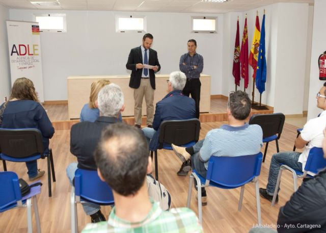 Ocho desempleados amplían currículo con clases de carpintería - 3, Foto 3