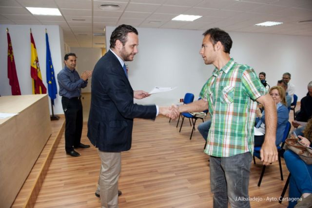 Ocho desempleados amplían currículo con clases de carpintería - 5, Foto 5