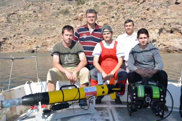 Investigadores del Laboratorio de Vehículos Submarinos, con dos de los equipos con los que hacen búsquedas submarinas, Foto 1