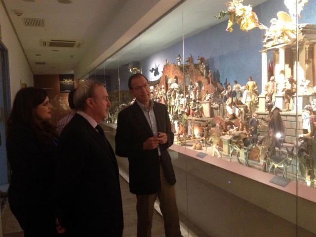 El Alcalde Cámara visita en el Museo Salzillo la exposición del belén napolitano de los hermanos García de Castro - 1, Foto 1