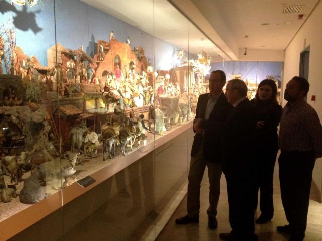 El Alcalde Cámara visita en el Museo Salzillo la exposición del belén napolitano de los hermanos García de Castro - 2, Foto 2