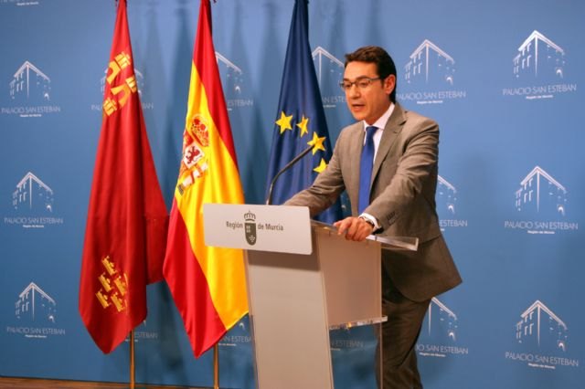 El portavoz del Ejecutivo regional, José Gabriel Ruiz, en la rueda de prensa para informar de los asuntos aprobados por el Consejo de Gobierno., Foto 1