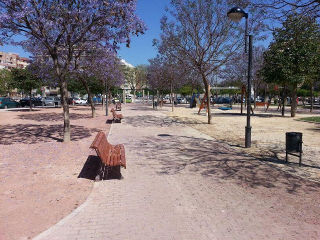 Medio Ambiente comienza a cambiar el aspecto estético de algunos parques y jardines del municipio con la utilización del árido de roca volcánica - 1, Foto 1