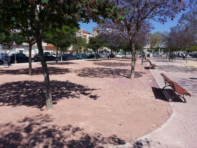 Medio Ambiente comienza a cambiar el aspecto estético de algunos parques y jardines del municipio con la utilización del árido de roca volcánica - 3, Foto 3