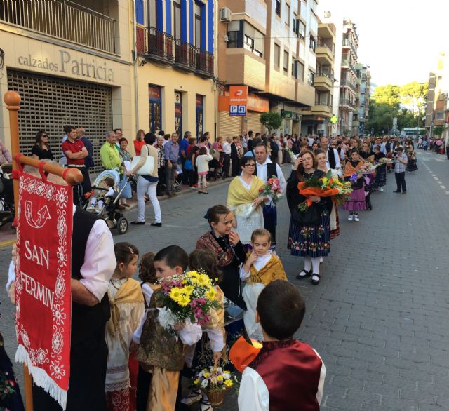 Centenares de jumillanos y jumillanas participan en la Ofrenda de Flores al Cristo Amarrado a la Columna - 2, Foto 2