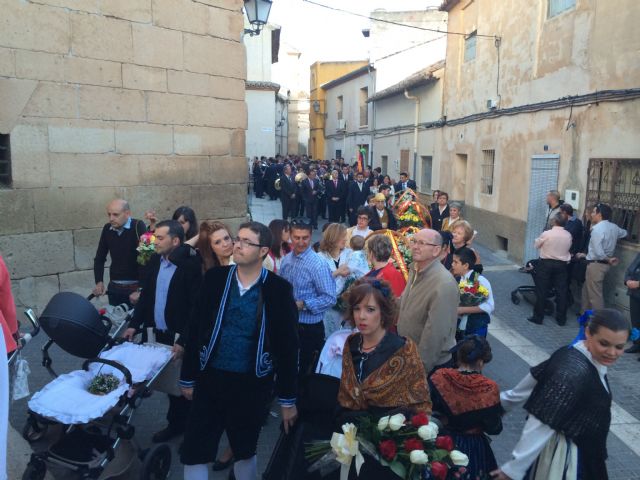 Centenares de jumillanos y jumillanas participan en la Ofrenda de Flores al Cristo Amarrado a la Columna - 5, Foto 5
