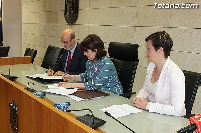 La UPCT y el ayuntamiento colaboran para fomentar la movilidad exterior de los estudiantes del municipio, Foto 1