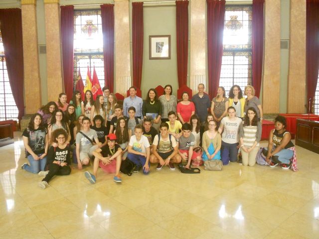 La Concejal de Educación recibe a profesores y alumnos del IES Aljada de Puente Tocinos y del centro ´Jean Renoir´ de Bourges que participan en un intercambio - 1, Foto 1