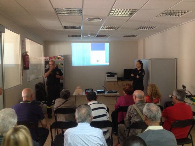 Charlas para enseñar a las personas mayores los primeros auxilios básicos con los que reaccionar en caso de emergencia - 1, Foto 1